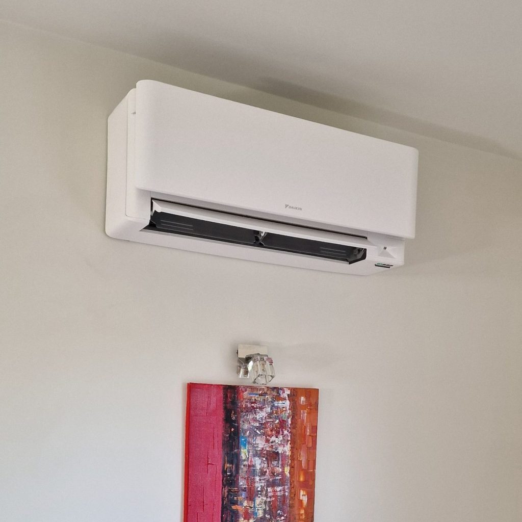 Daikin Stylish blanc mat ouvert, installé dans un salon