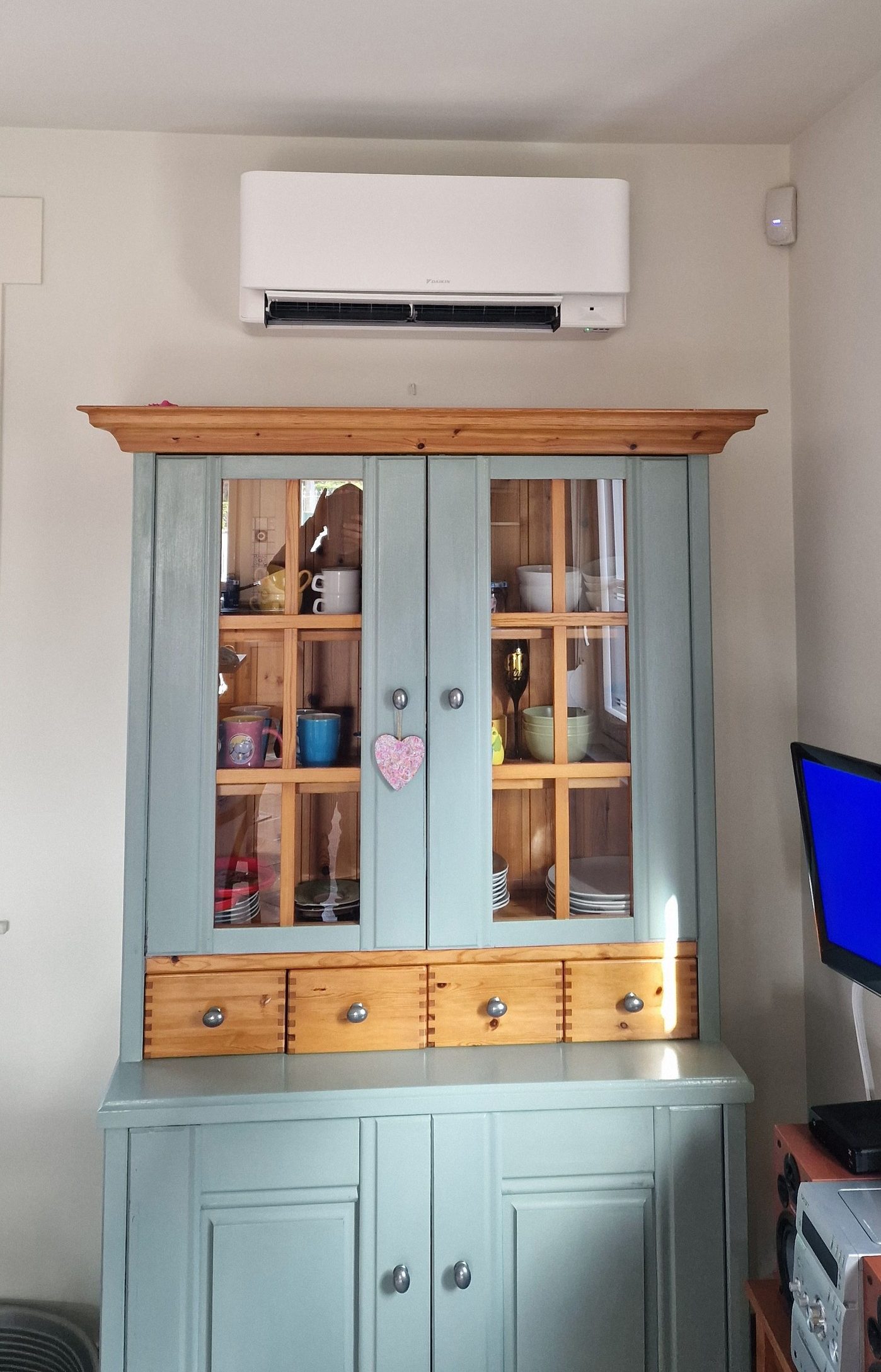 Daikin Stylish blanc mat, installé au-dessus d'un meuble
