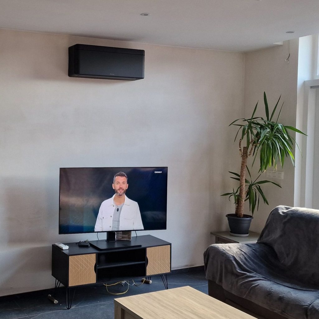 Daikin Stylish, noir mat, placé dans un salon