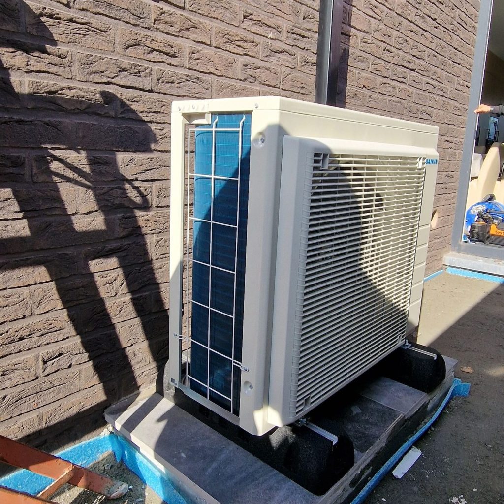 Unité extérieur Daikin, vu de gauche